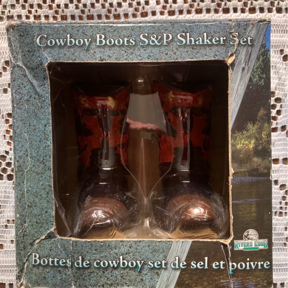 Salt and Pepper Shakers, Cowboy Boots, Ceramic Matching Set

~3.75" Tall 3" Deep - Picture 5 of 8